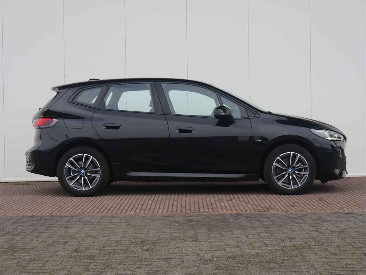 BMW 2-SERIE Active Tourer 230e xDrive / M-Sportpakket / Harman Kardon / Head Up Display / Driving Assistant Plus / Elektrisch Verstelbare Stoelen /