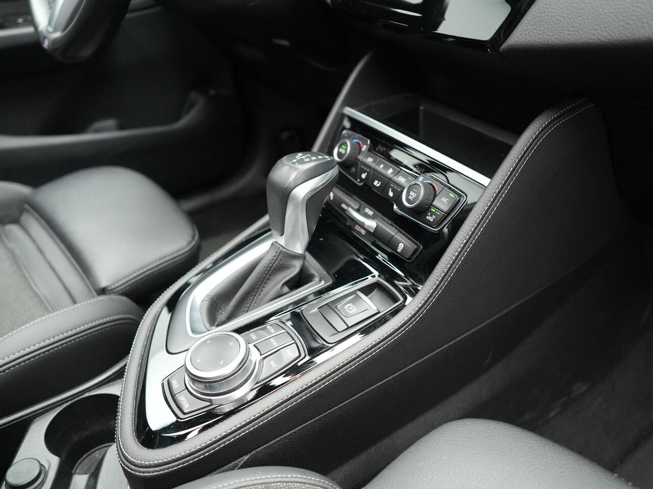 BMW 2-SERIE Active Tourer 225xe iPerformance Sportline Plug In Hybrid 225pk PHEV | Panodak | Sportstoelen Memory | Camera | Stoelverwarming | Navi Full Map | Keyless | LED |