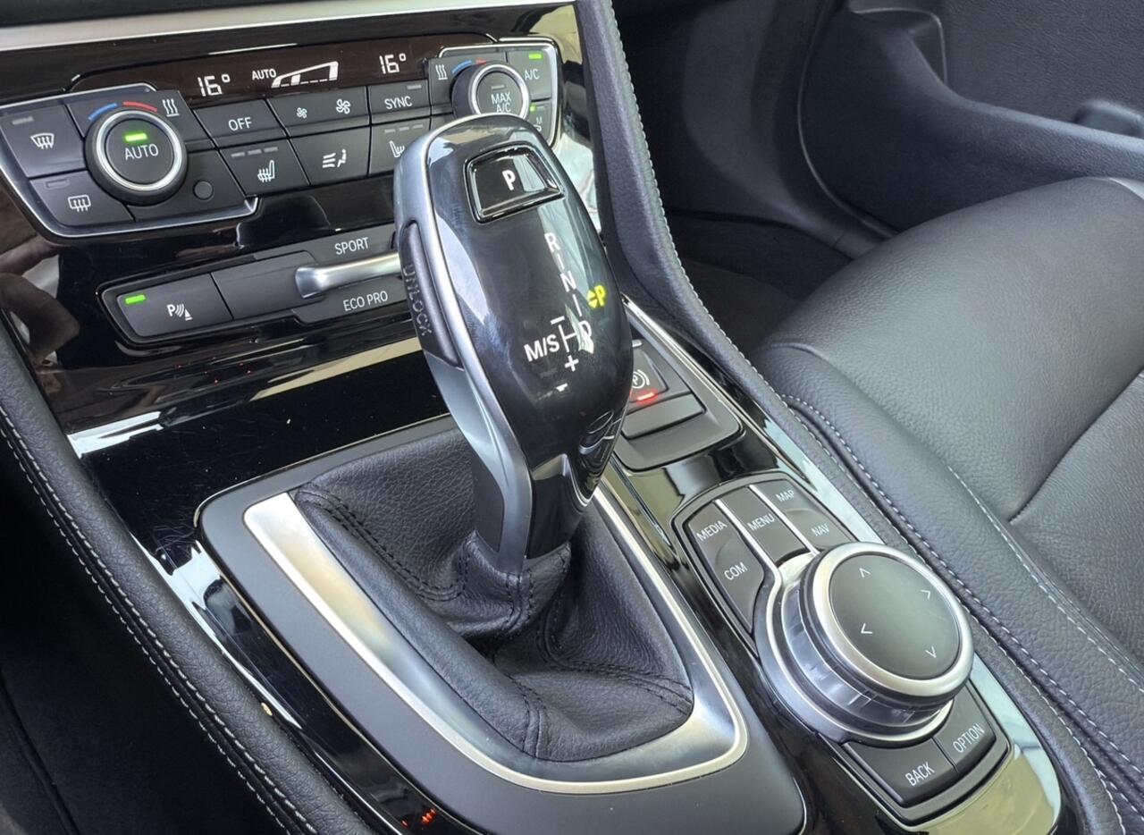 BMW 2-SERIE Active Tourer 220i High Executive Luxury Line Automaat / Achteruitrijcamera / Comfort Access / Head-Up / LED / Stoelverwarming