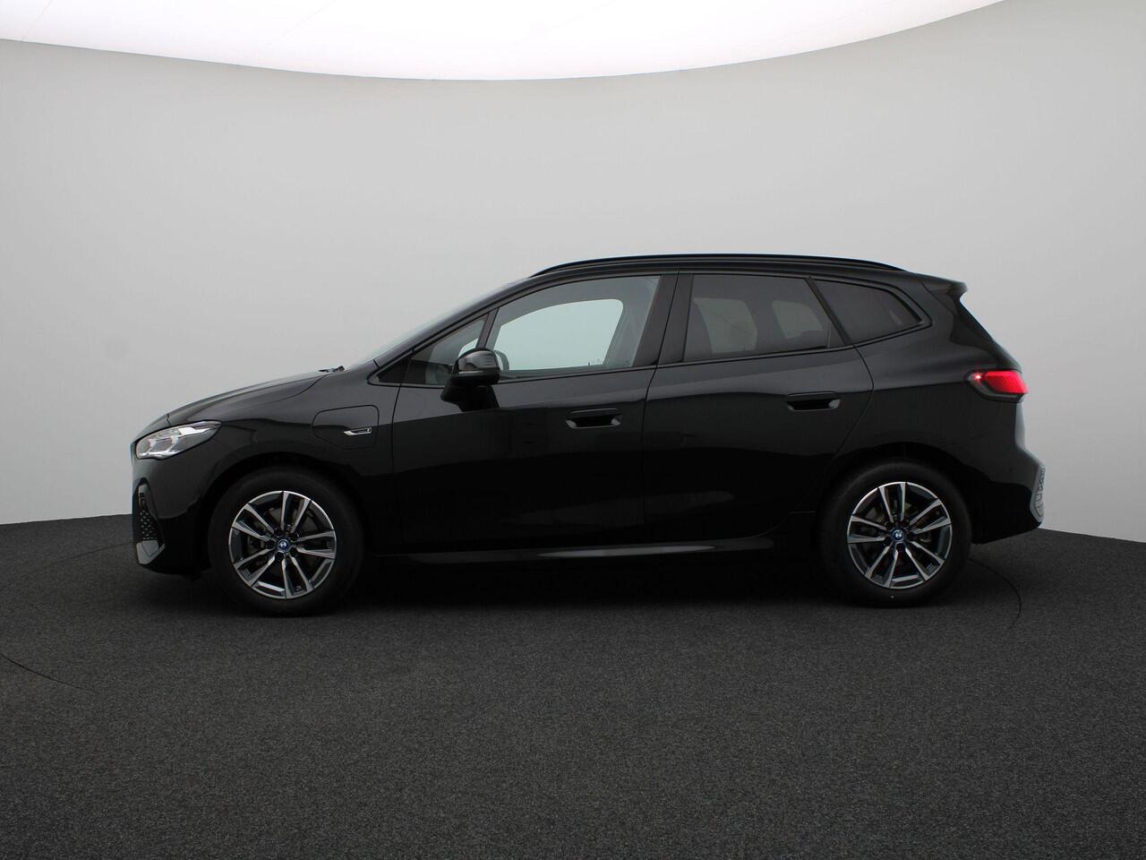 BMW 2-SERIE Active Tourer 225e xDrive M Sportpakket | Premium Pack | Travel Pack | Achteruitrijcamera | Panoramadak | 17"