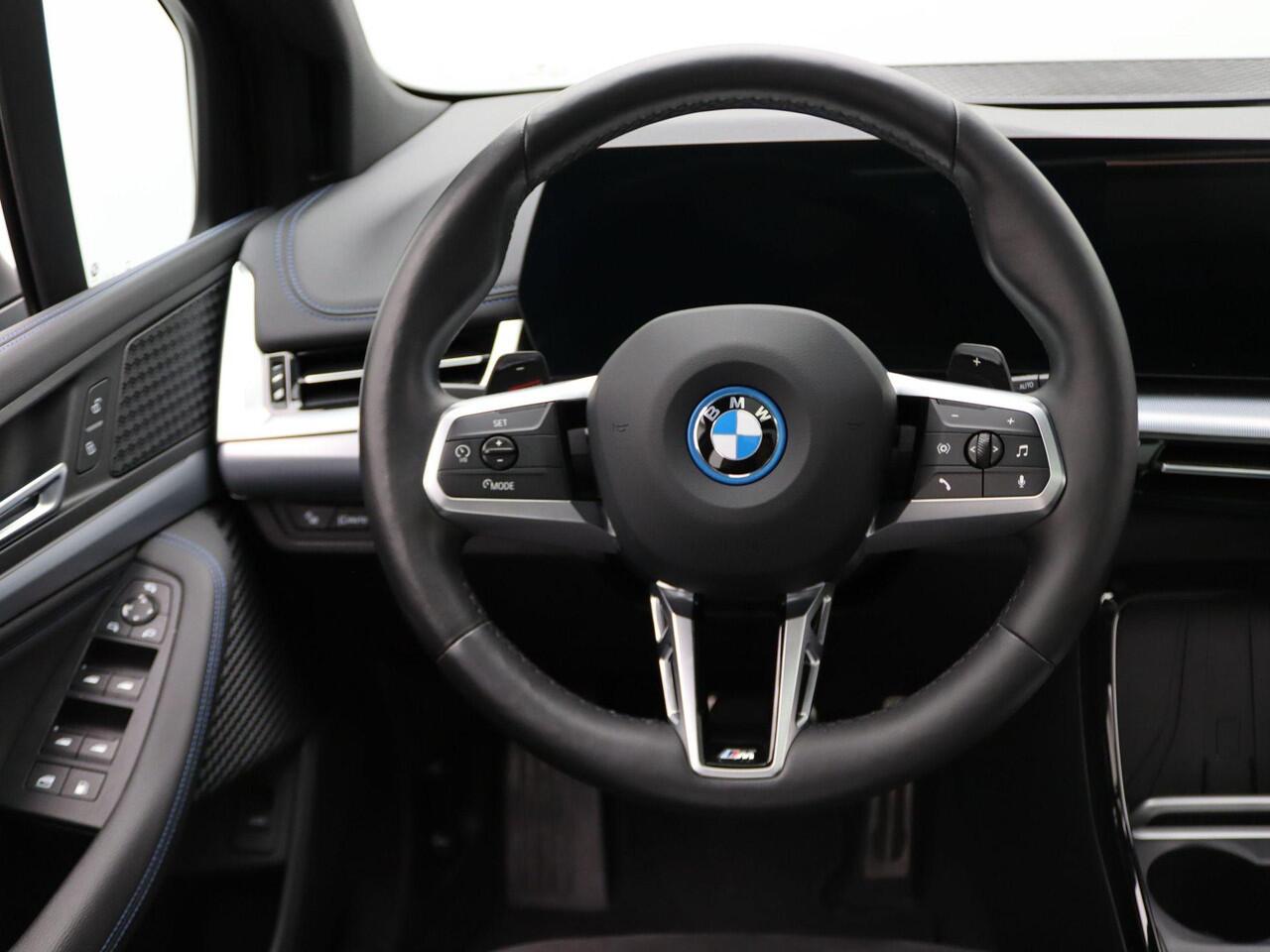 BMW 2-SERIE Active Tourer 225e xDrive M Sportpakket | Premium Pack | Travel Pack | Achteruitrijcamera | Panoramadak | 17"