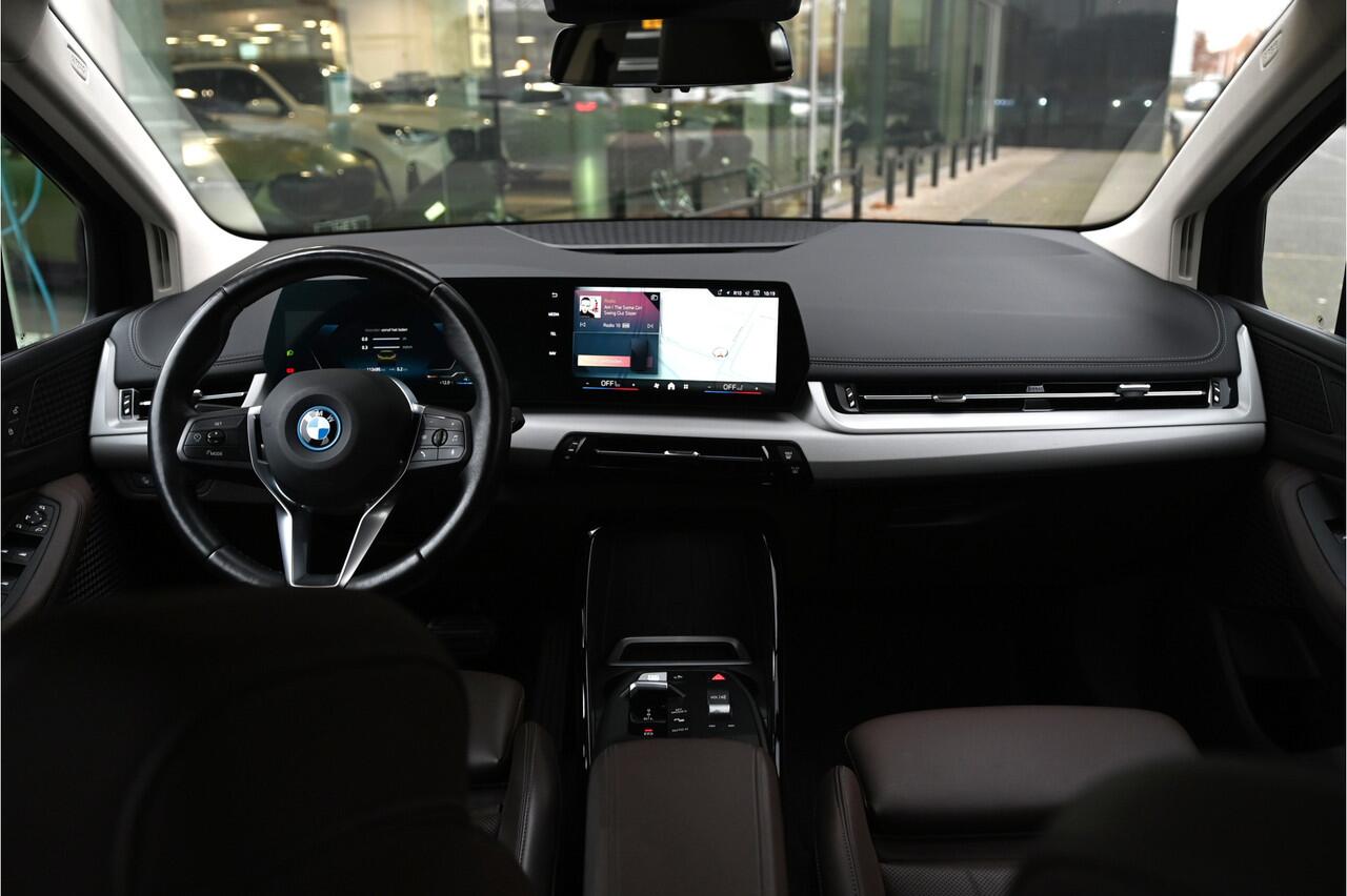 BMW 2-SERIE Active Tourer 225e xDrive Automaat / Sportstoelen / Trekhaak / Achteruitrijcamera / Comfort Access / Adaptieve LED / Stoelverwarming