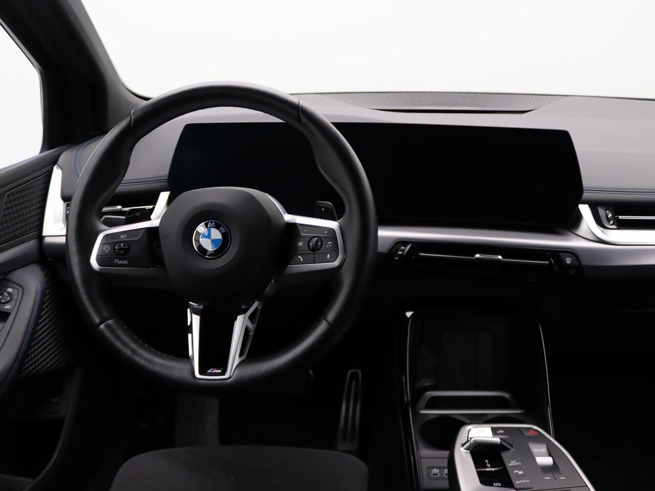 BMW 2-SERIE Active Tourer 220i M Sportpakket | Achteruitrijcamera | Parking Assistant | Elektrisch verwarmde voorstoelen | 17''