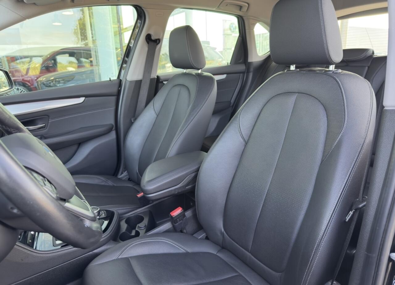 BMW 2-SERIE Active Tourer 220i High Executive Luxury Line Automaat / Achteruitrijcamera / Comfort Access / Head-Up / LED / Stoelverwarming