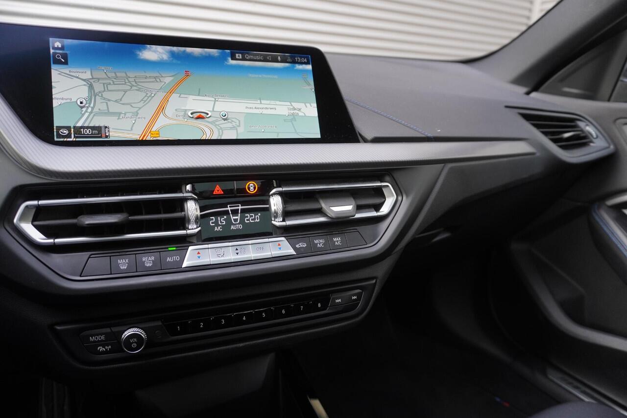 BMW 2-SERIE Gran Coupé 218i Model M Sport | Executive | Glazen panoramadak | 18 inch LM Dubbelspaak M | Alarmsysteem klasse 3 | Extra getint glas