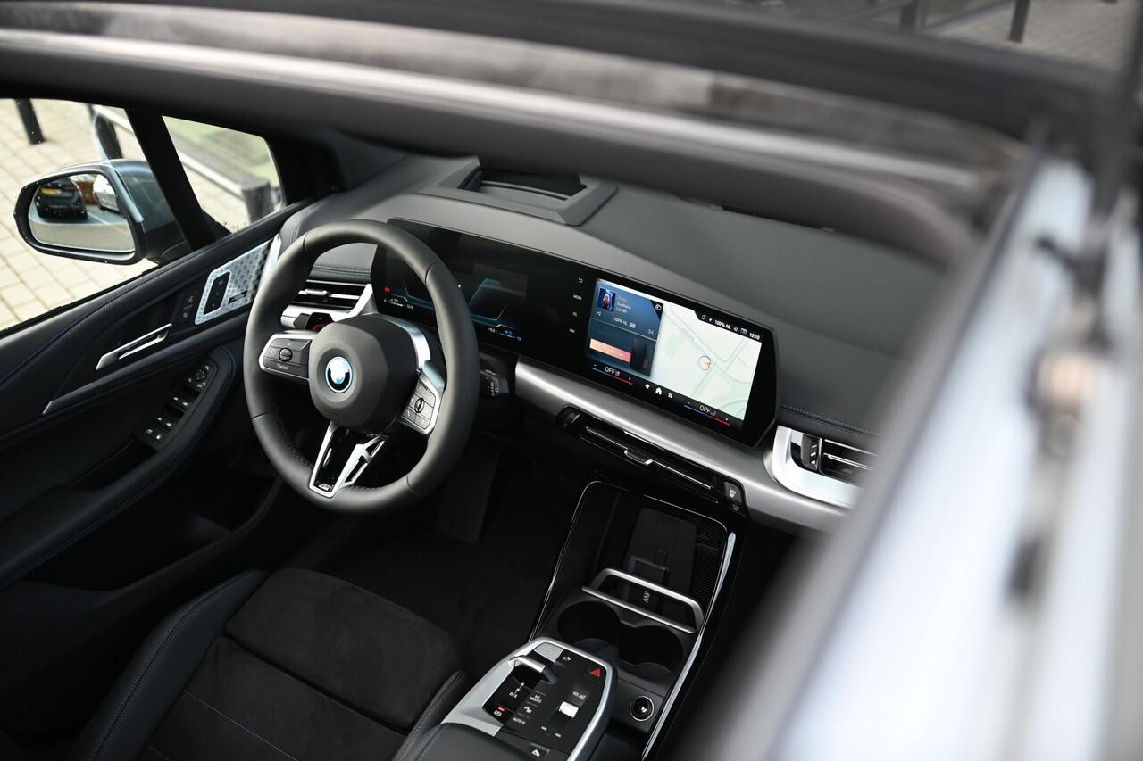BMW 2-SERIE Active Tourer 225e xDrive High Executive M Sport Automaat / Panoramadak / Trekhaak / Sportstoelen / Adaptieve LED / M Adaptief onderstel / Parking Assistant Plus / Head-Up