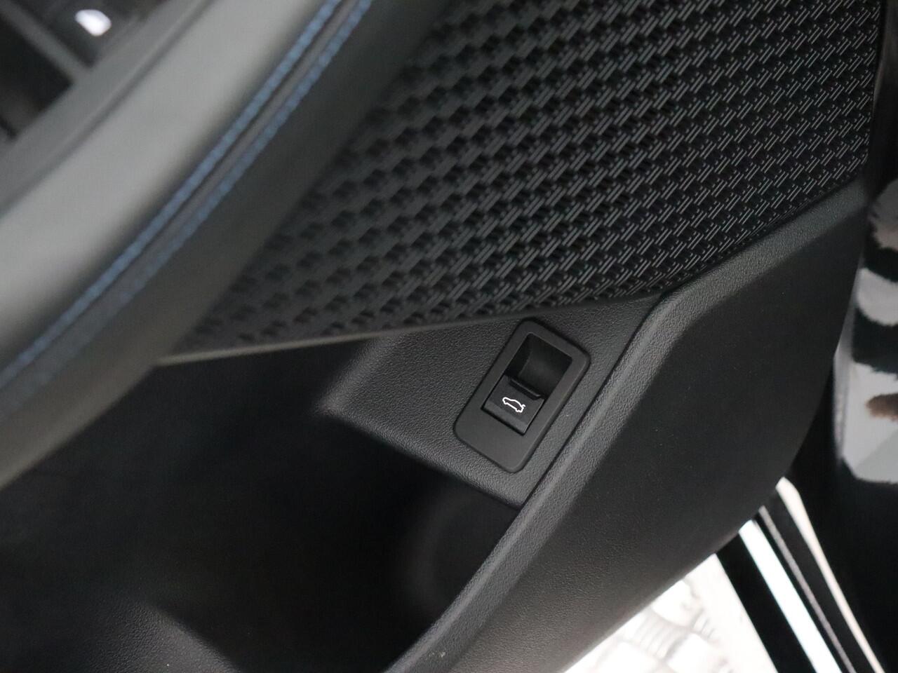 BMW 2-SERIE Active Tourer 230e xDrive M sport (Pano / Elek. achterklep / Led / Navi / Cuise)