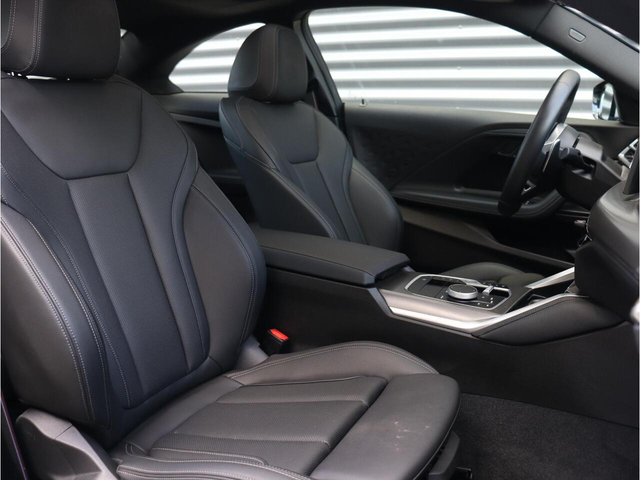 BMW 2-SERIE Coupé 220i | M Sportpakket Pro | Panodak | Head-Up | Parking Assistant Plus | Driving Assistant | Comfort Access | HiFi | 19'' LMV