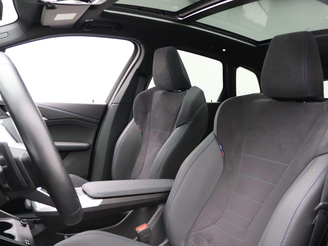 BMW 2-SERIE Active Tourer 225e xDrive M Sportpakket | Premium Pack | Travel Pack | Achteruitrijcamera | Panoramadak | 17"