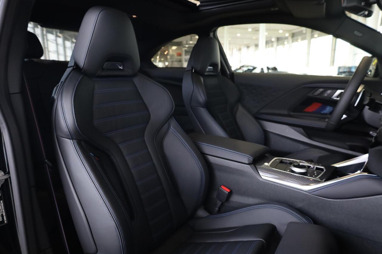 BMW 2-SERIE Coupé M240i xDrive M Sportpakket Pro | Panoramadak | Head-Up | Harman Kardon | Adaptieve Cruise Control | Stoel & Stuurwielverwarming | 360 Camera | Carbon Interieur | Dodehoekdetectie | Elektrisch Verstelbare Stoelen | Adaptieve LED | Trekhaak afneembaar