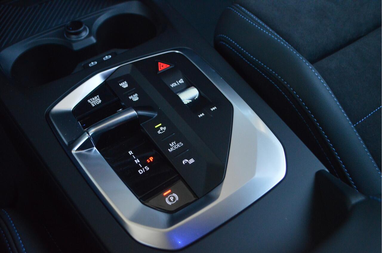 BMW 2-SERIE Gran Coupé 220 M Sport Automaat / Sportstoelen / Achteruitrijcamera / M Adaptief onderstel / Adaptieve LED / Comfort Access / Stoelverwarming / Harman-Kardon