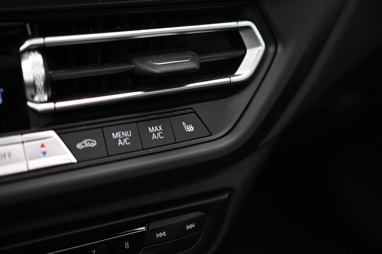 BMW 2-SERIE Gran Coupé 220i High Executive M Sport Automaat / Panoramadak / Adaptieve LED / Head-Up / Sportstoelen / Stuurverwarming / Live Cockpit Professional