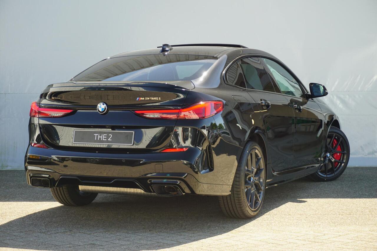 BMW 2-SERIE Gran Coupé M235 xDrive | Panoramadak / Head-up / Rondomzicht camera's / Elektrische Stoelen met geheugen / Comfort Access
