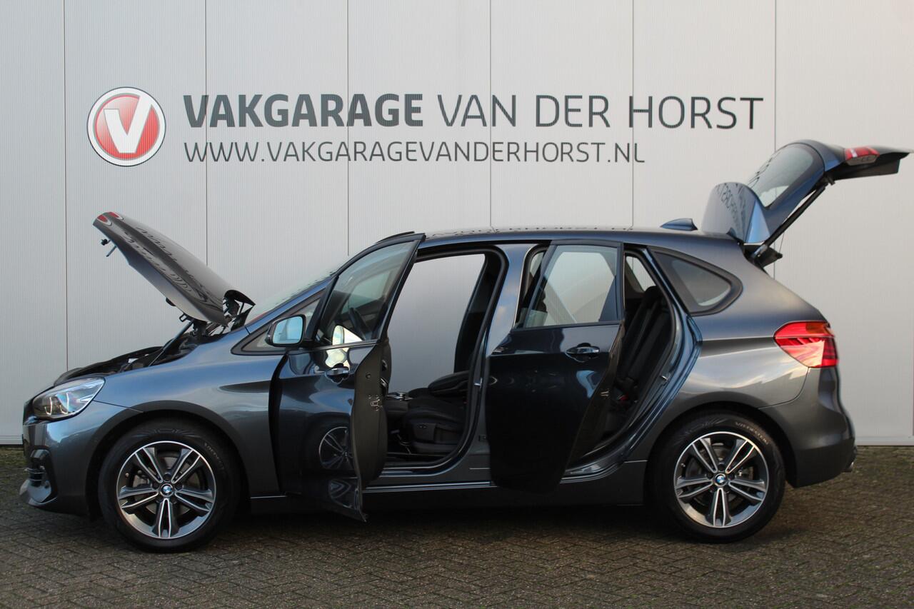 BMW 2-SERIE Active Tourer 218i-140pk Executive Edition AUTOMAAT ! Uiterst nette, erg luxe en goed onderhouden hoogzitter. Autm. airco, metallic lak, trekhaak, cruise control, HUD, LED verl., elektr. achterklep, navigatie, telefoonvoorb., LM wielen+all season banden r