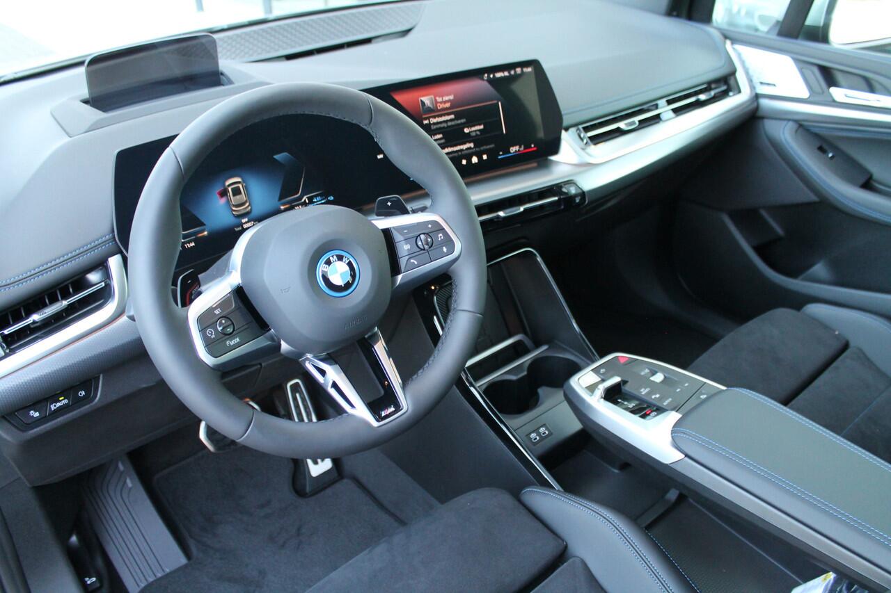 BMW 2-SERIE Active Tourer 225e xDrive High Executive M Sport Automaat / Panoramadak / Trekhaak / Sportstoelen / M Adaptief onderstel / Head-Up / Adaptieve LED / Parking Assistant Plus