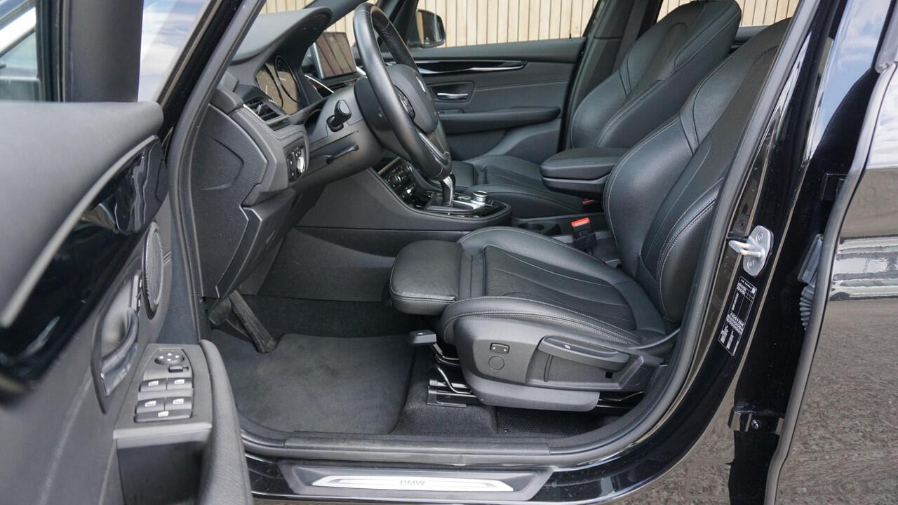 BMW 2-SERIE Active Tourer 220i 190pk Sportline High Executive Pano.Dak Leder LED Head-up 18inch LM Trekhaak A-Camera *NL auto* 70453km!