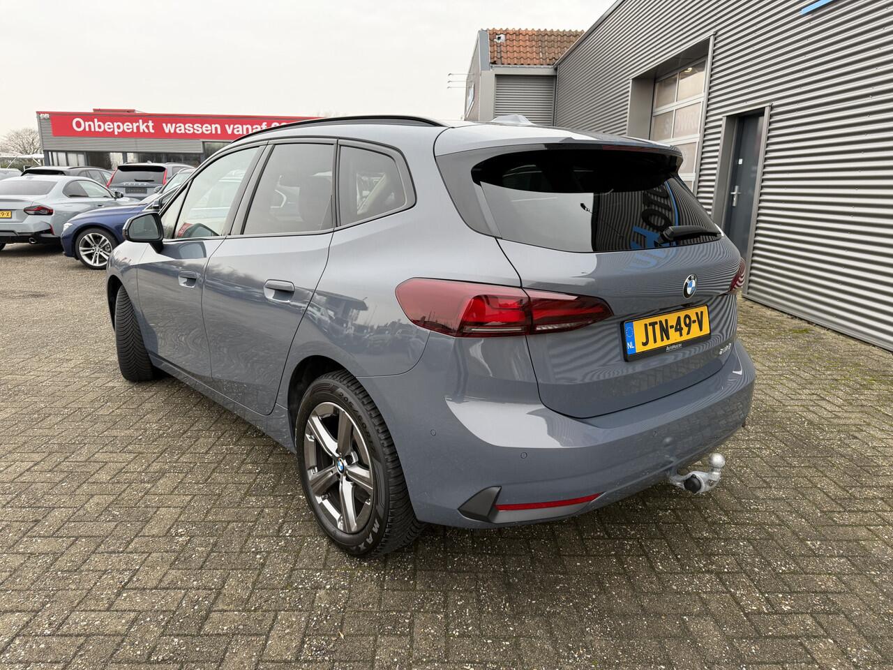 BMW 2-SERIE Active Tourer 218i Trekhaak Panoramadak Stuurwielverwarming Stoelverwarming LED Achteruitrijcamera Keyless Entry Carplay