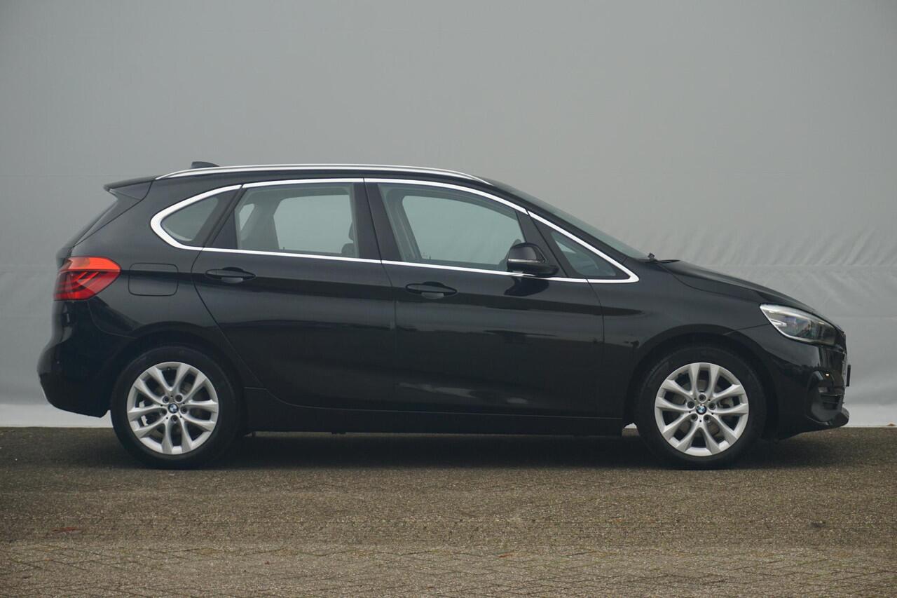 BMW 2-SERIE Active Tourer 218i Executive Sport Line 17'' / Trekhaak / Head-Up Display / PDC