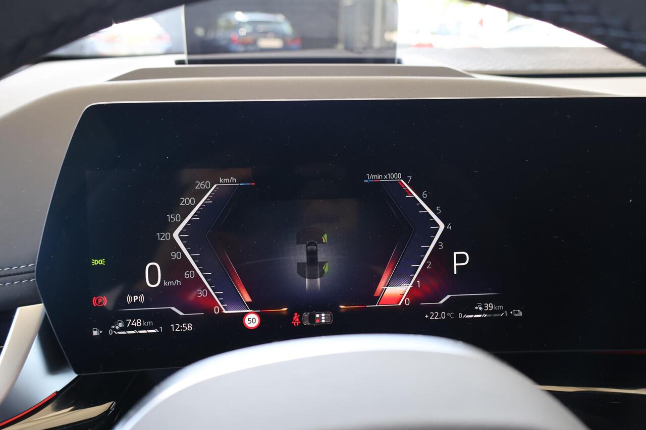 BMW 2-SERIE Active Tourer 225e xDrive | M Sportpakket | Stoelen Elektrisch Verstelbaar met Massage | Stuur- en stoelverwarming | Head-Up Display | Harman Kardon | Camera