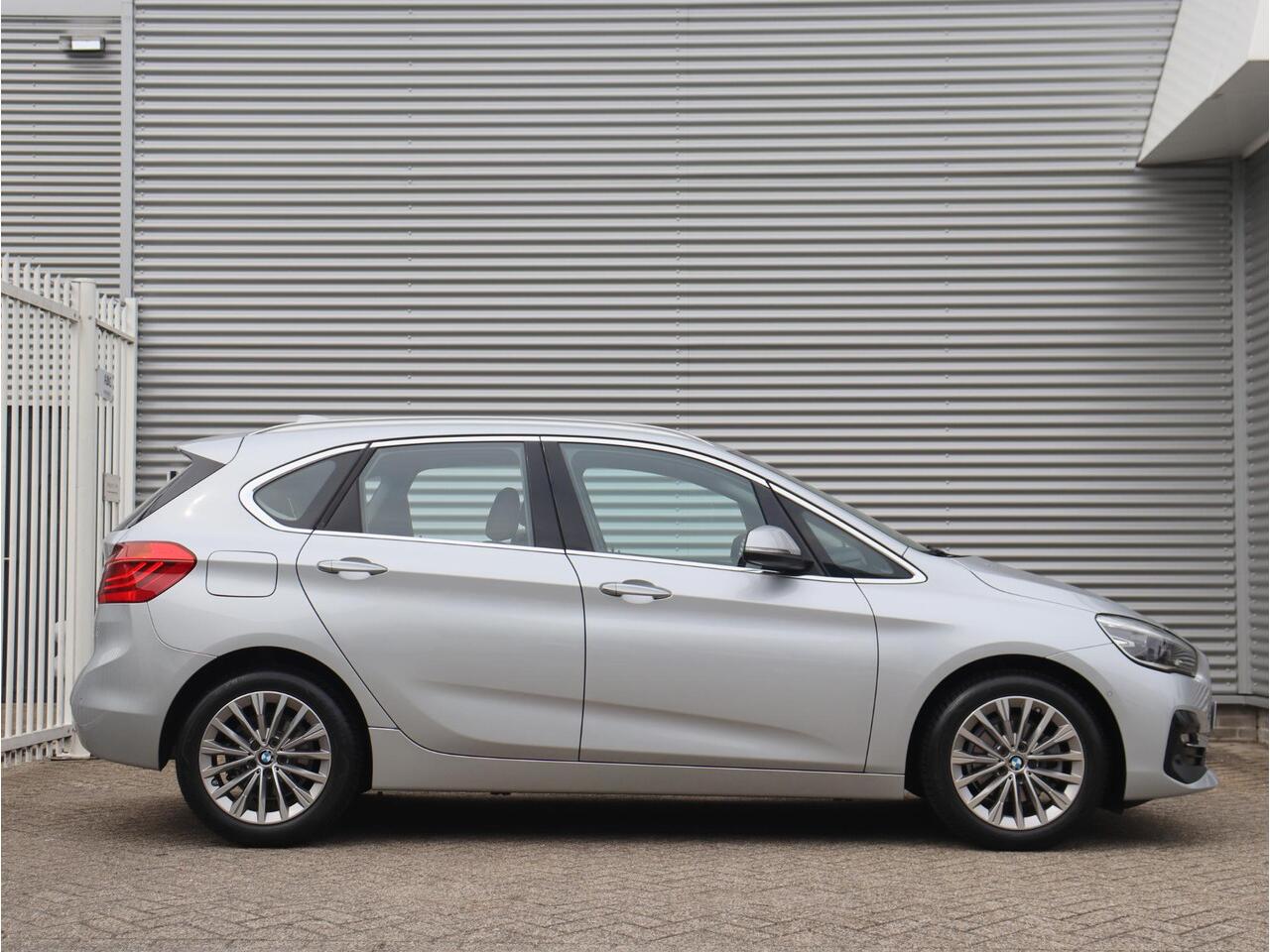 BMW 2-SERIE Active Tourer 218i | Luxury Line | Head-Up | Hi-Fi | Stoel + Stuurwielverwarming | Climate Control | Navi Plus | 17'' LMV