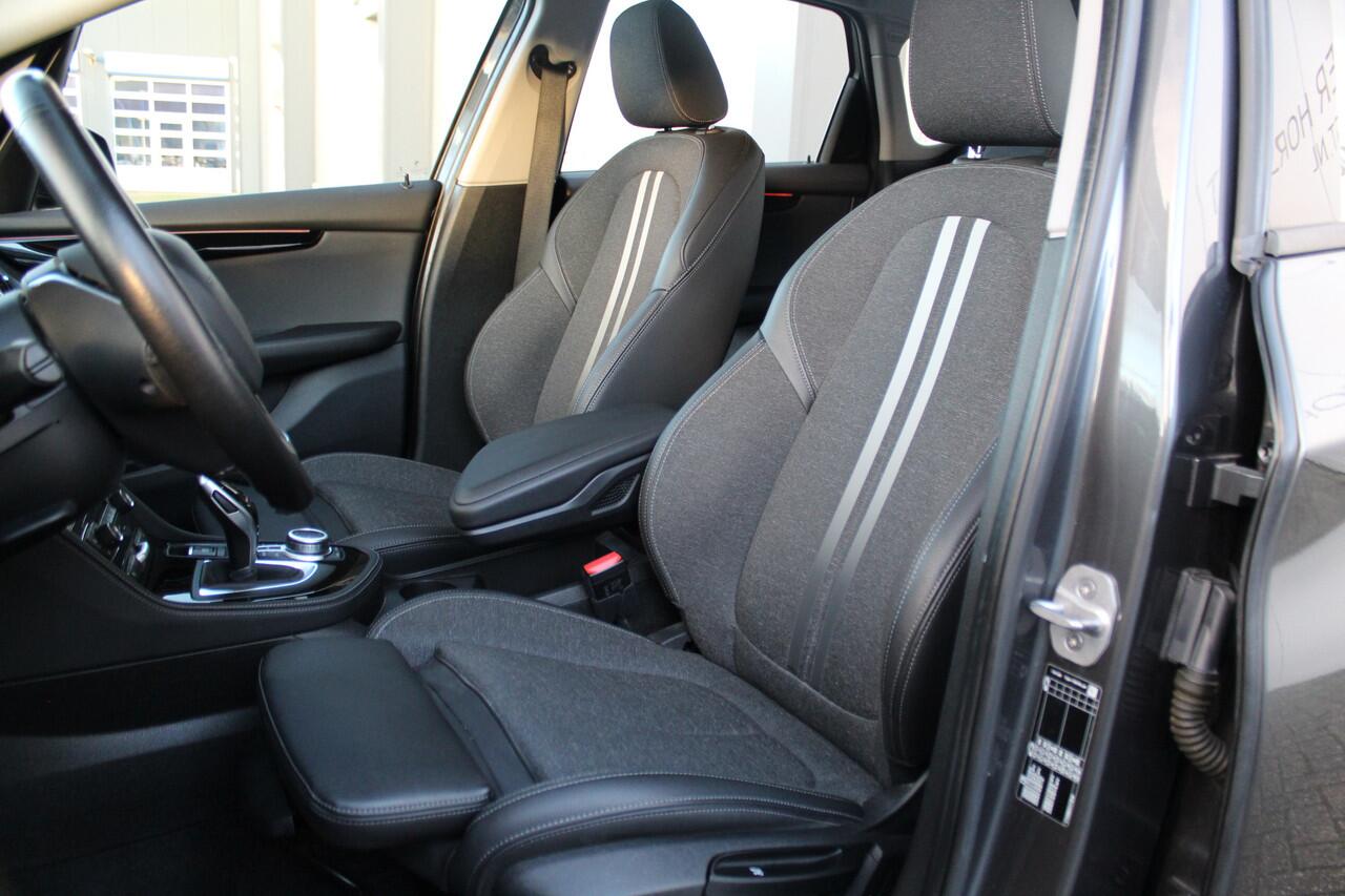BMW 2-SERIE Active Tourer 218i-140pk Executive Edition AUTOMAAT ! Uiterst nette, erg luxe en goed onderhouden hoogzitter. Autm. airco, metallic lak, trekhaak, cruise control, HUD, LED verl., elektr. achterklep, navigatie, telefoonvoorb., LM wielen+all season banden r