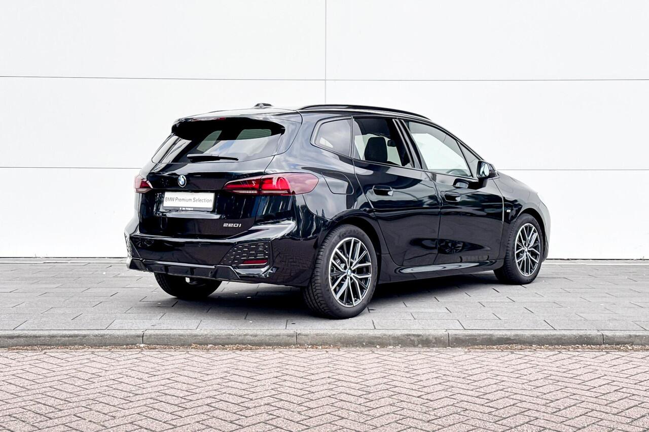 BMW 2-SERIE Active Tourer 220i | Selections | M Sport | Achteruitrijcamera | Trekhaak |