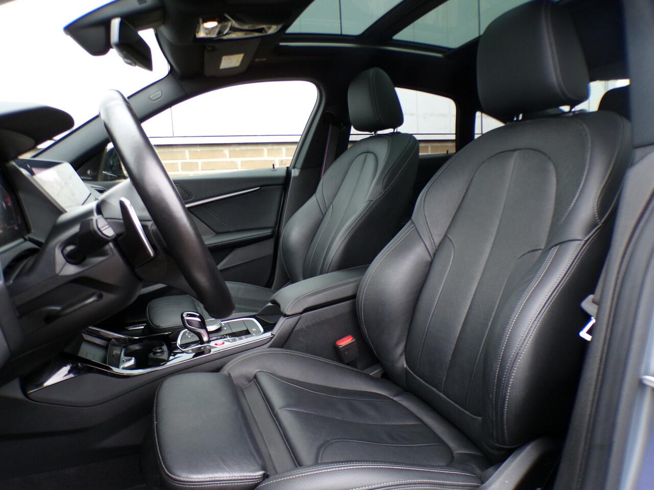 BMW 2-SERIE Gran Coupé 220i, Harman Kardon / Schuifdak / Sensoren + Camera / Keyless / Leder / Stoel + Stuurverwarming / 19'' LMV