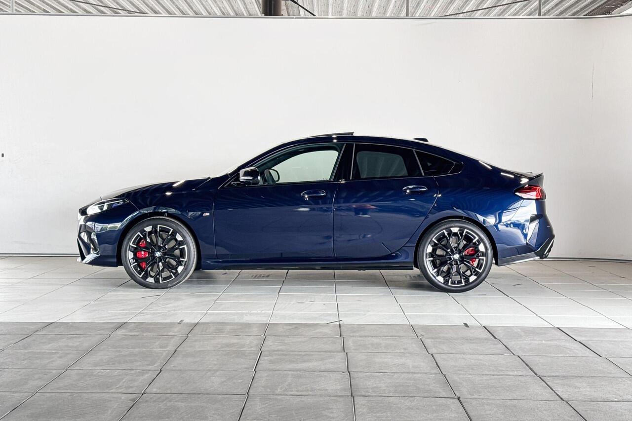 BMW 2-SERIE Gran Coupé M235 xDrive | M Sport Pro | Innovation Pack | Glazen Panoramadak | Elektrisch verstelbare stoelen | Driving Assistant Professional