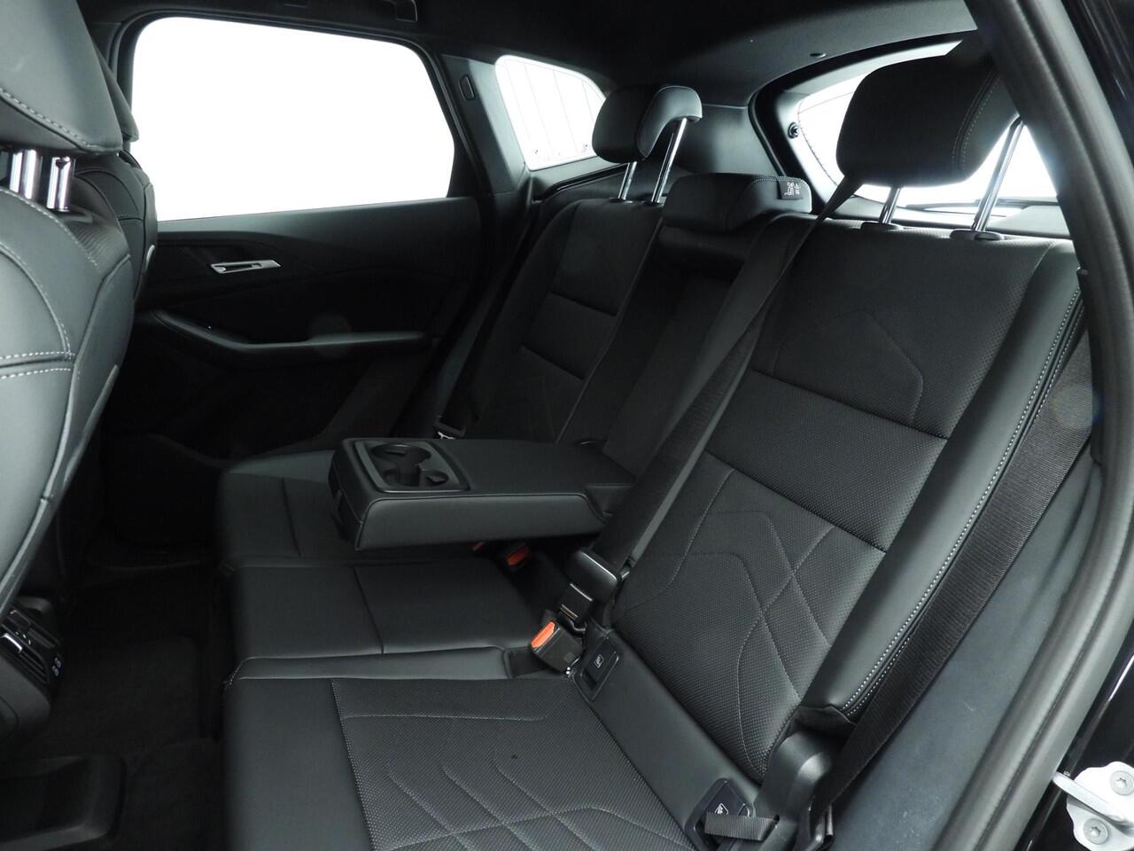 BMW 2-SERIE Active Tourer 218i | M-Sportpakket | LED | Leder | Navigatie | Sportstoelen | Stoelverwarming | Keyles go | DAB | Alu 17 inch