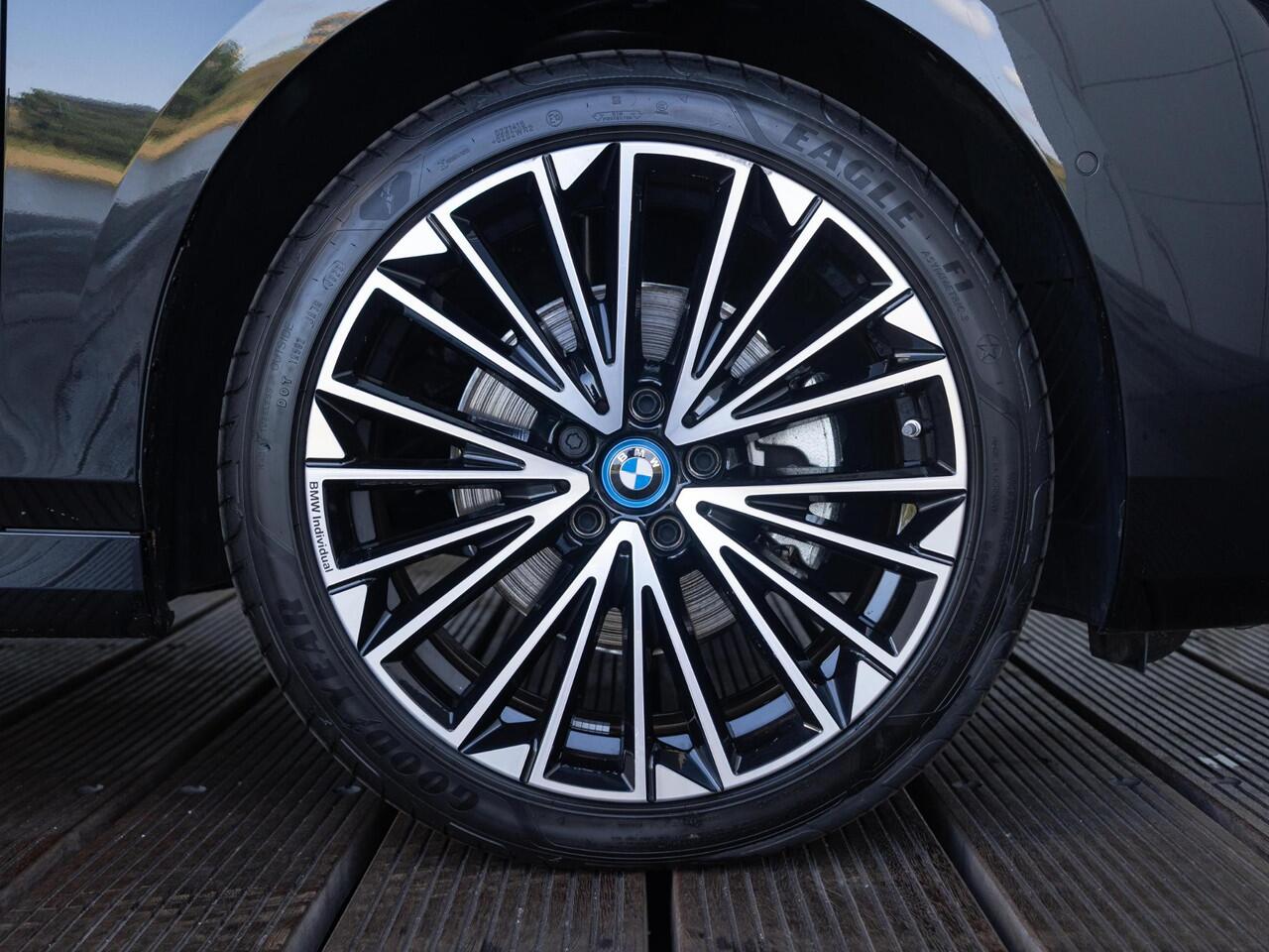 BMW 2-SERIE Active Tourer 225e xDrive | M Sportpakket | Innovation Pack | Comfort Access | Panoramadak | Isofix | Head-Up Display | Harman-Kardon | 19''