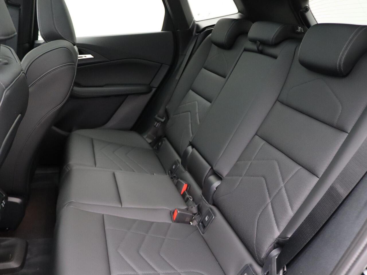 BMW 2-SERIE Active Tourer 225e xDrive M Sportpakket | Premium Pack | Comfort Pack | Travel Pack | Stuurwielrand Verwarmd | Trekhaak | Panoramadak | Elektrisch Verstelbare Sportstoelen | Driving Assistant Plus | Harman Kardon | 18''