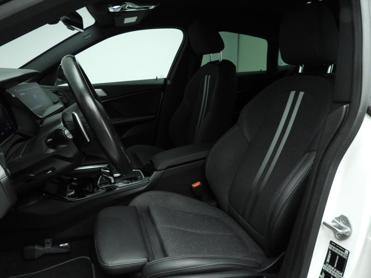 BMW 2-SERIE Gran Coupe 220i | LED | Navigatie | Sportstoelen | Shadow line | DAB | Hifi speakers | Alu 18 inch