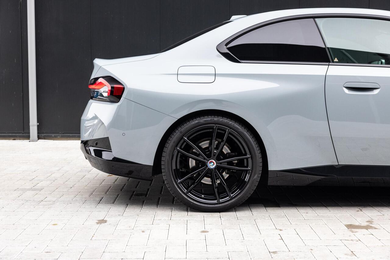 BMW 2-SERIE Coupé 218i | M-Sport | Live Dashboard Plus | Apple Carplay/Android Auto | NL auto | Cruise control adaptief | 19'' LMV | Stoelverwarming | Sportstoelen |