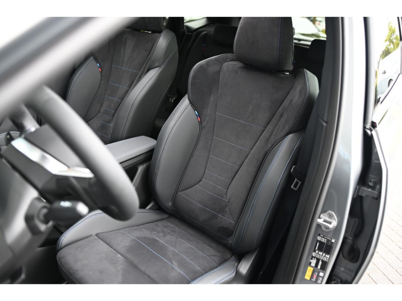 BMW 2-SERIE Active Tourer 225e xDrive High Executive M Sport Automaat / Panoramadak / Trekhaak / Sportstoelen / M Adaptief onderstel / Parking Assistant Plus / Head-Up / Harman-Kardon