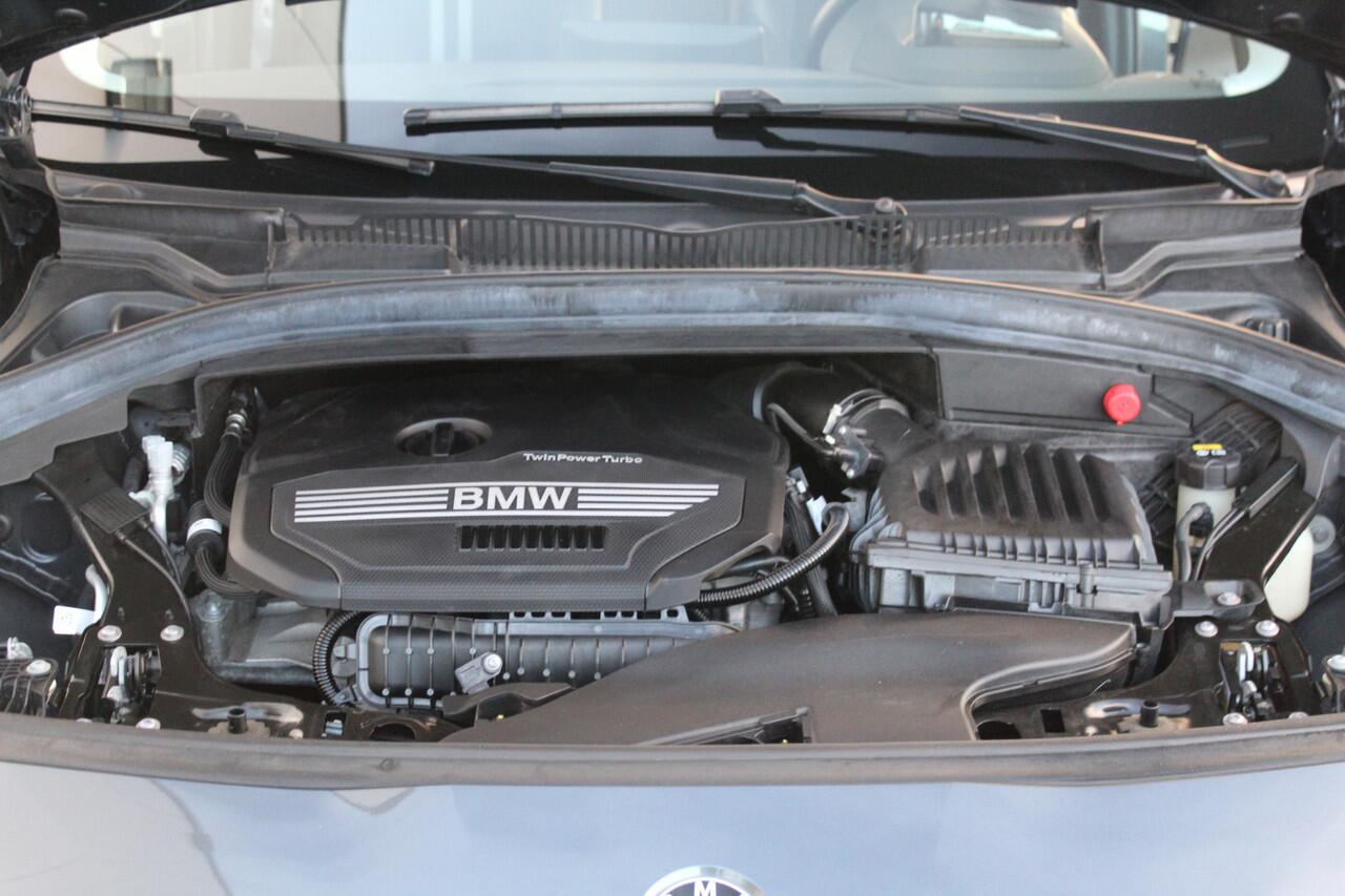 BMW 2-SERIE Active Tourer 218i-140pk Executive Edition AUTOMAAT ! Uiterst nette, erg luxe en goed onderhouden hoogzitter. Autm. airco, metallic lak, trekhaak, cruise control, HUD, LED verl., elektr. achterklep, navigatie, telefoonvoorb., LM wielen+all season banden r