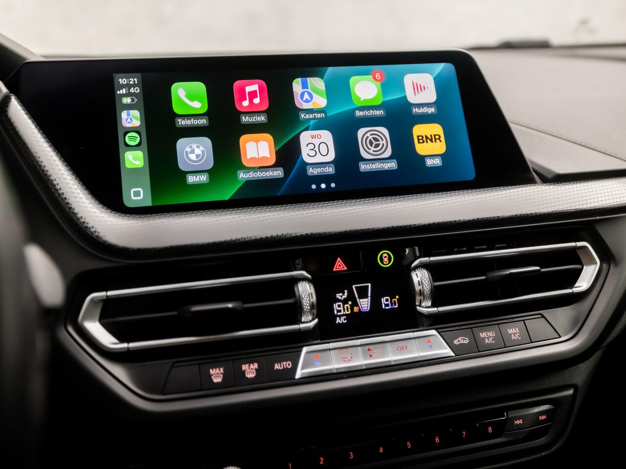 BMW 2-SERIE Gran Coupé 218i Sport Automaat (APPLE CARPLAY, M STUUR, GROOT NAVI, LEDER, GETINT GLAS, SFEERVERLICHTING, SPORTSTOELEN, DAB+, CRUISE, LED KOPLAMPEN, NIEUWSTAAT)