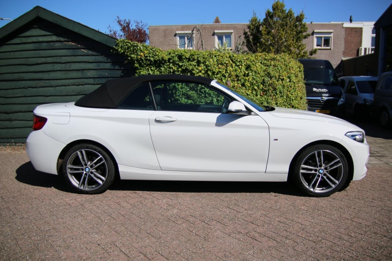 BMW 2-SERIE 218i High Executive | M-pakket | Navigatie | Sensoren v/a |