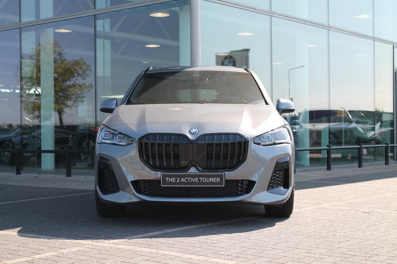 BMW 2-SERIE Active Tourer 225e xDrive High Executive M Sport Automaat / Panoramadak / Trekhaak / Sportstoelen / M Adaptief onderstel / Head-Up / Adaptieve LED / Parking Assistant Plus