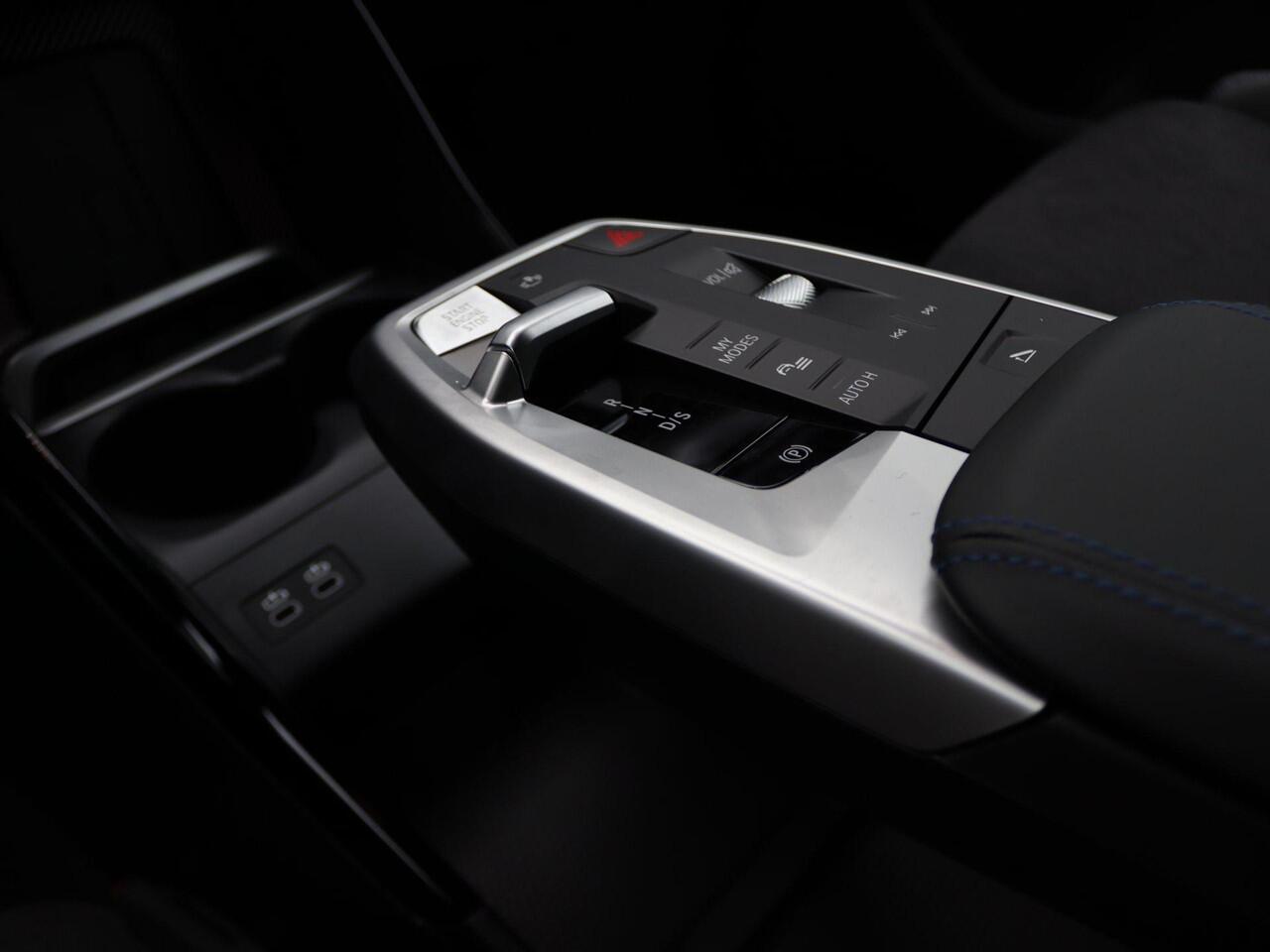 BMW 2-SERIE Active Tourer 218i M Sportpakket | Premium Pack | Stuurwielrand Verwarmd | Trekhaak | Driving Assistant | Parking Assistant | 18''