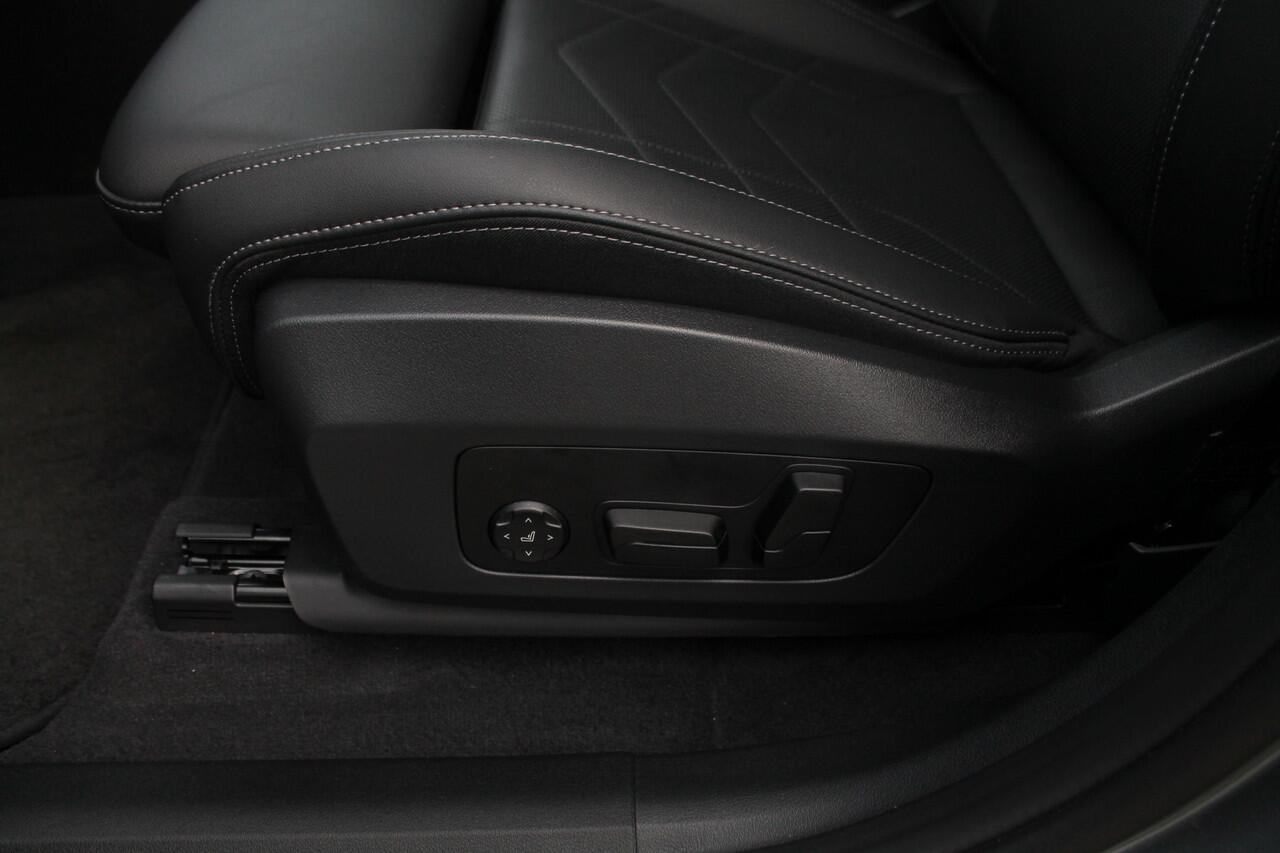 BMW 2-SERIE Active Tourer 225e xDrive High Executive M Sport Automaat / Panoramadak / Trekhaak / Sportstoelen / Stoelverwarming / Adaptieve LED / Harman Kardon / Head-Up / Parking Assistant Plus