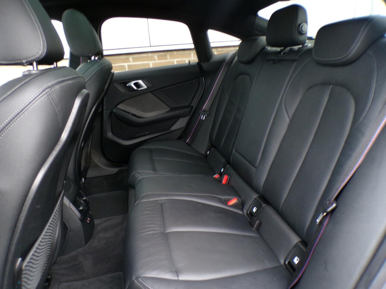 BMW 2-SERIE Gran Coupé 220i, Harman Kardon / Schuifdak / Sensoren + Camera / Keyless / Leder / Stoel + Stuurverwarming / 19'' LMV