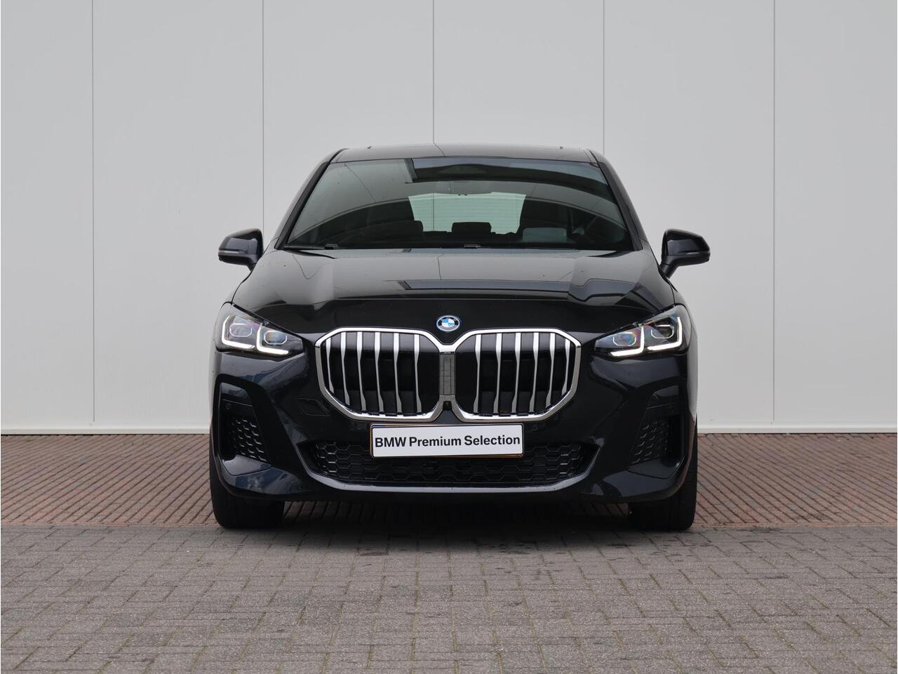 BMW 2-SERIE Active Tourer 230e xDrive M Sport/ Glazen Panoramadak/ Elektrisch verstelbare en verwarmbare stoelen/ Head-Up/ Harman Kardon