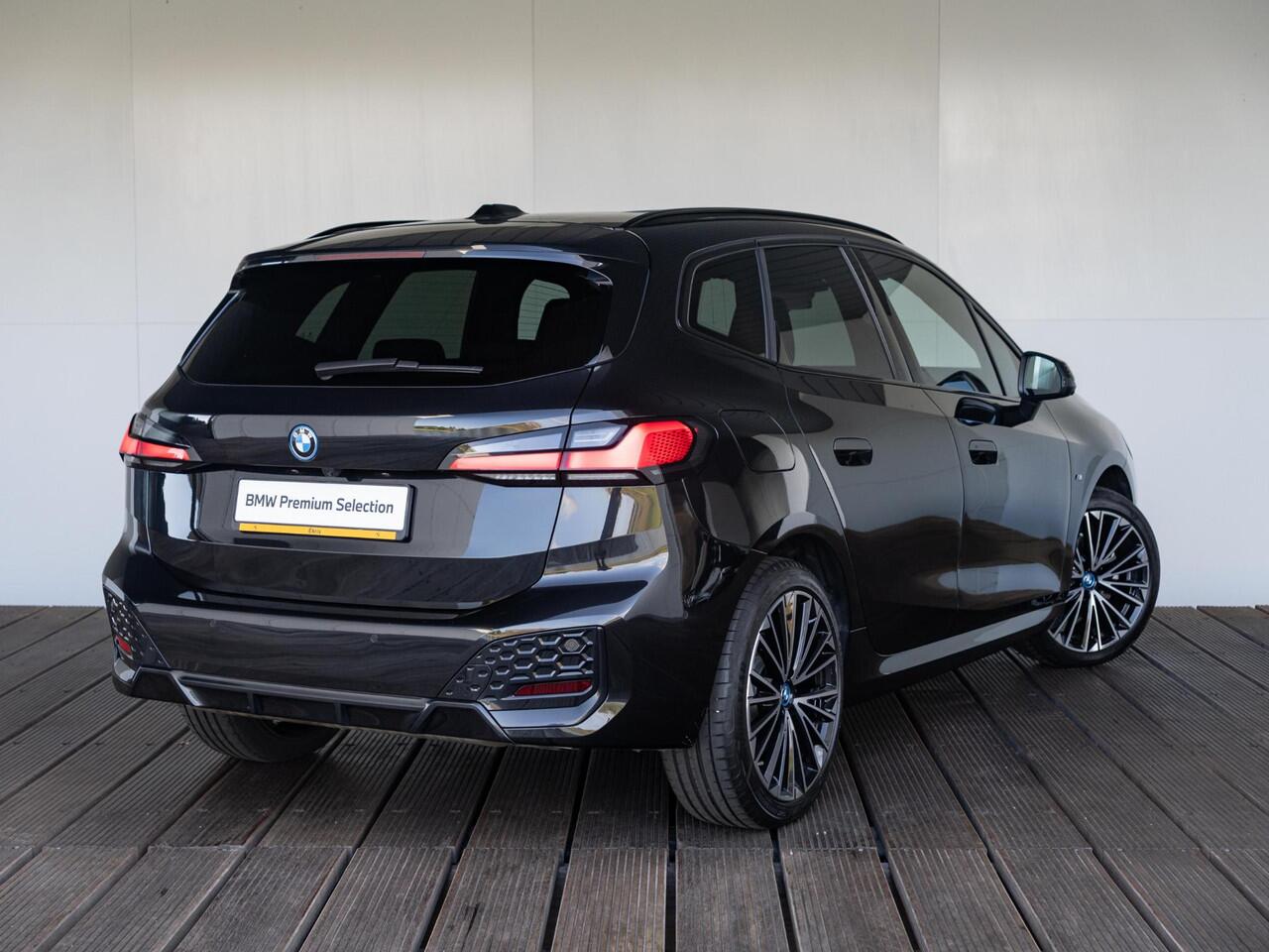 BMW 2-SERIE Active Tourer 225e xDrive | M Sportpakket | Innovation Pack | Comfort Access | Panoramadak | Isofix | Head-Up Display | Harman-Kardon | 19''