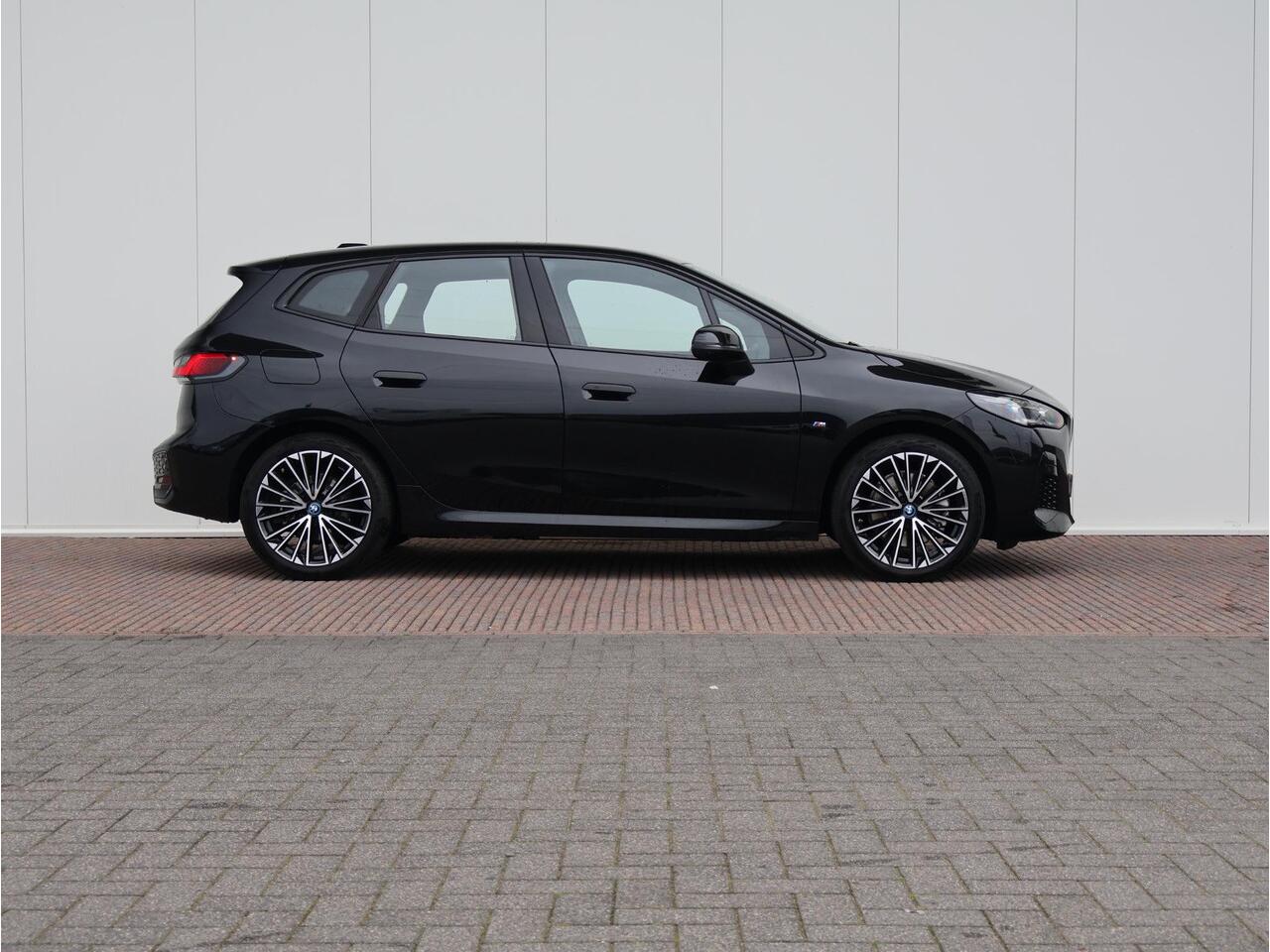 BMW 2-SERIE Active Tourer 230e xDrive M Sport/ Glazen Panoramadak/ Elektrisch verstelbare en verwarmbare stoelen/ Head-Up/ Harman Kardon