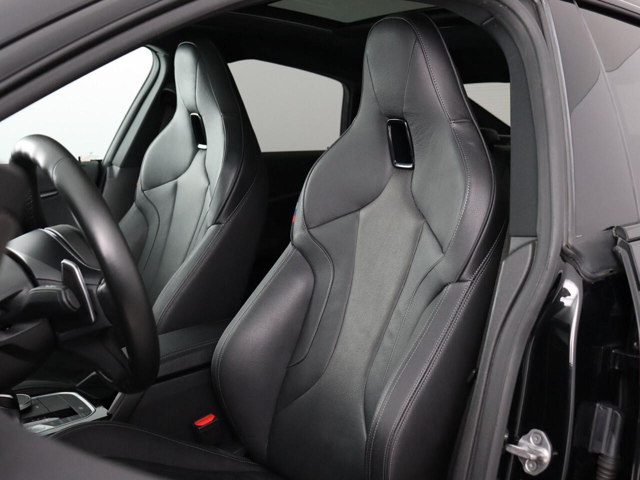 BMW 2-SERIE Gran Coupé M235i xDrive High Executive Edition (NL-Auto / Leder kuipstoelen / Pano / H&K / ACC)