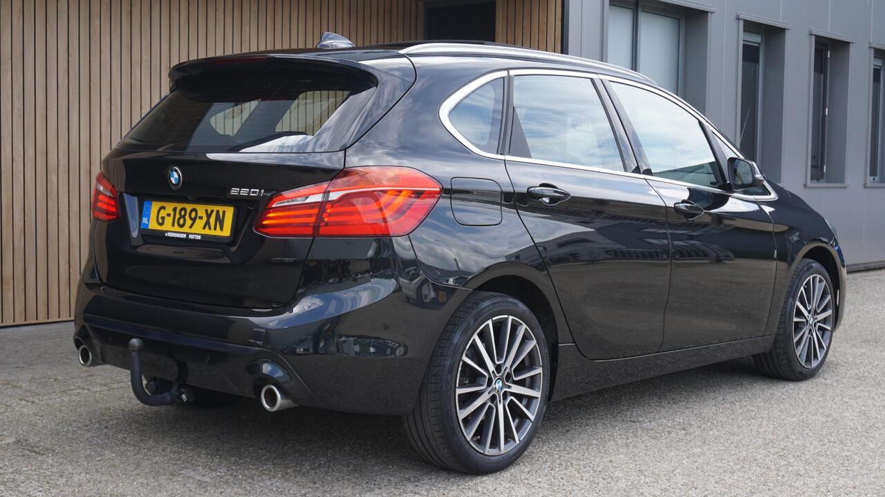 BMW 2-SERIE Active Tourer 220i 190pk Sportline High Executive Pano.Dak Leder LED Head-up 18inch LM Trekhaak A-Camera *NL auto* 70453km!