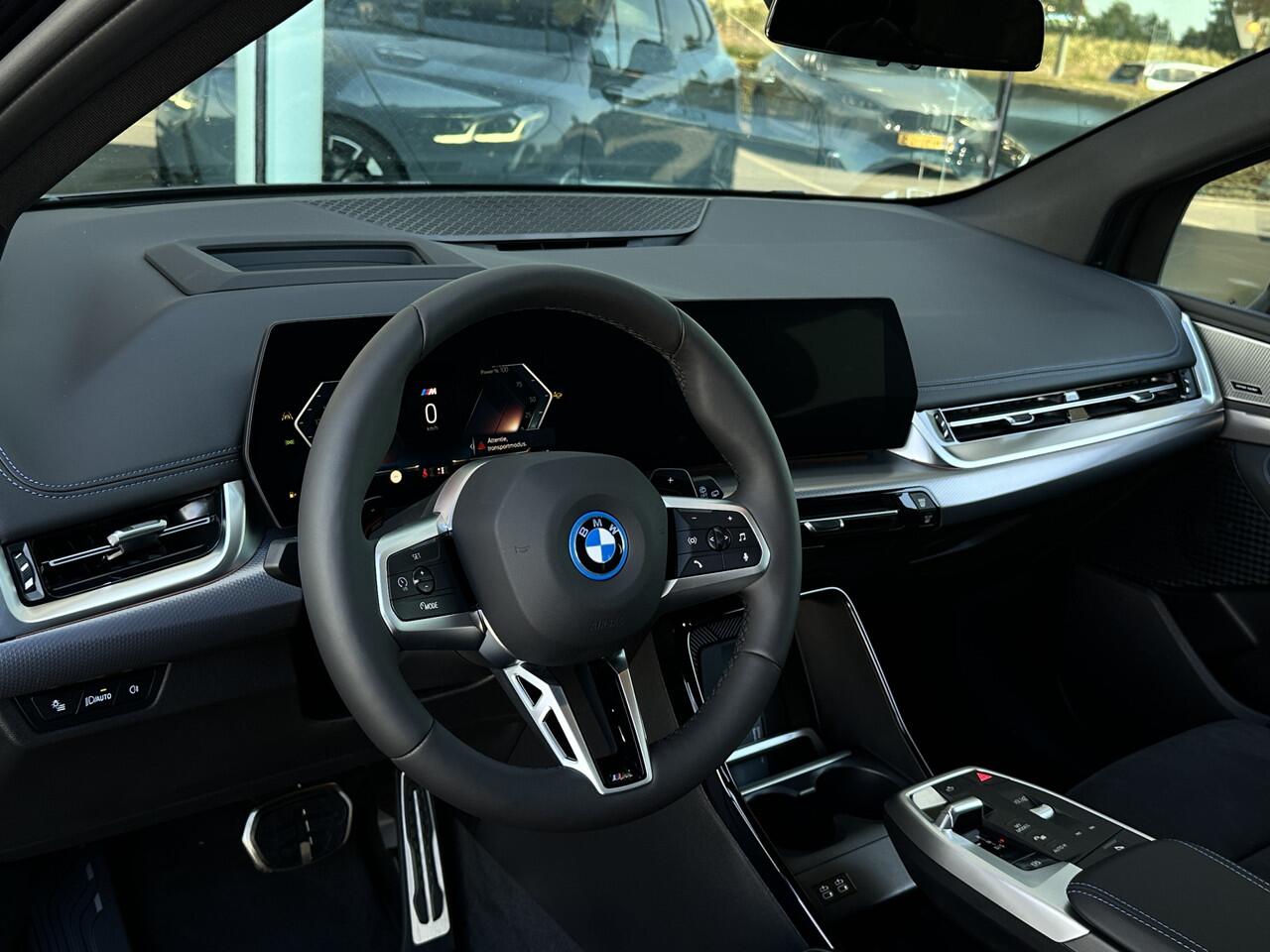 BMW 2-SERIE Active Tourer 225e xDrive High Executive M Sport Automaat / Panoramadak / Trekhaak / Sportstoelen / Adaptieve LED / M Adaptief onderstel / Parking Assistant Plus / Head-Up / Comfort Access