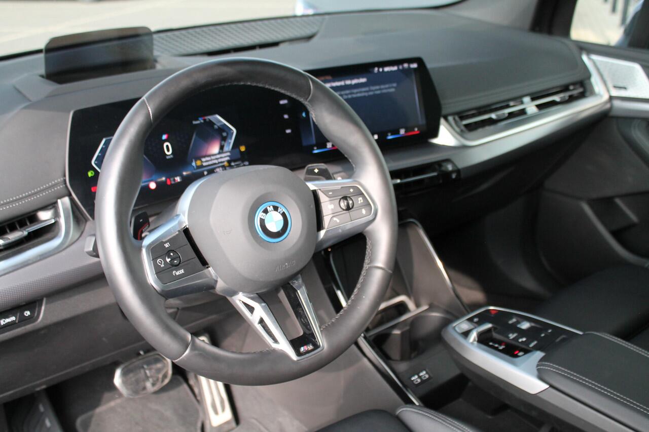 BMW 2-SERIE Active Tourer 225e xDrive High Executive M Sport Automaat / Panoramadak / Adaptief M Onderstel / Sportstoelen / Stoelverwarming / Adaptieve LED / Parking Assistant Plus / Head-Up / Live Cockpit Professional