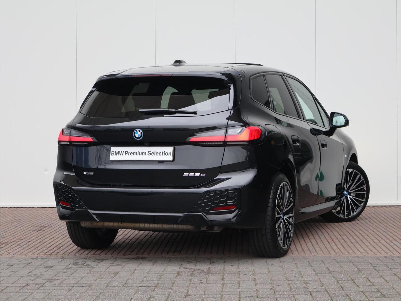 BMW 2-SERIE Active Tourer 225e xDrive M Sportpakket/ Comfort Access/ Panoramadak/ Actiefstoelen voor/ Head-Up/ Harman-Kardon/ 19" LMV