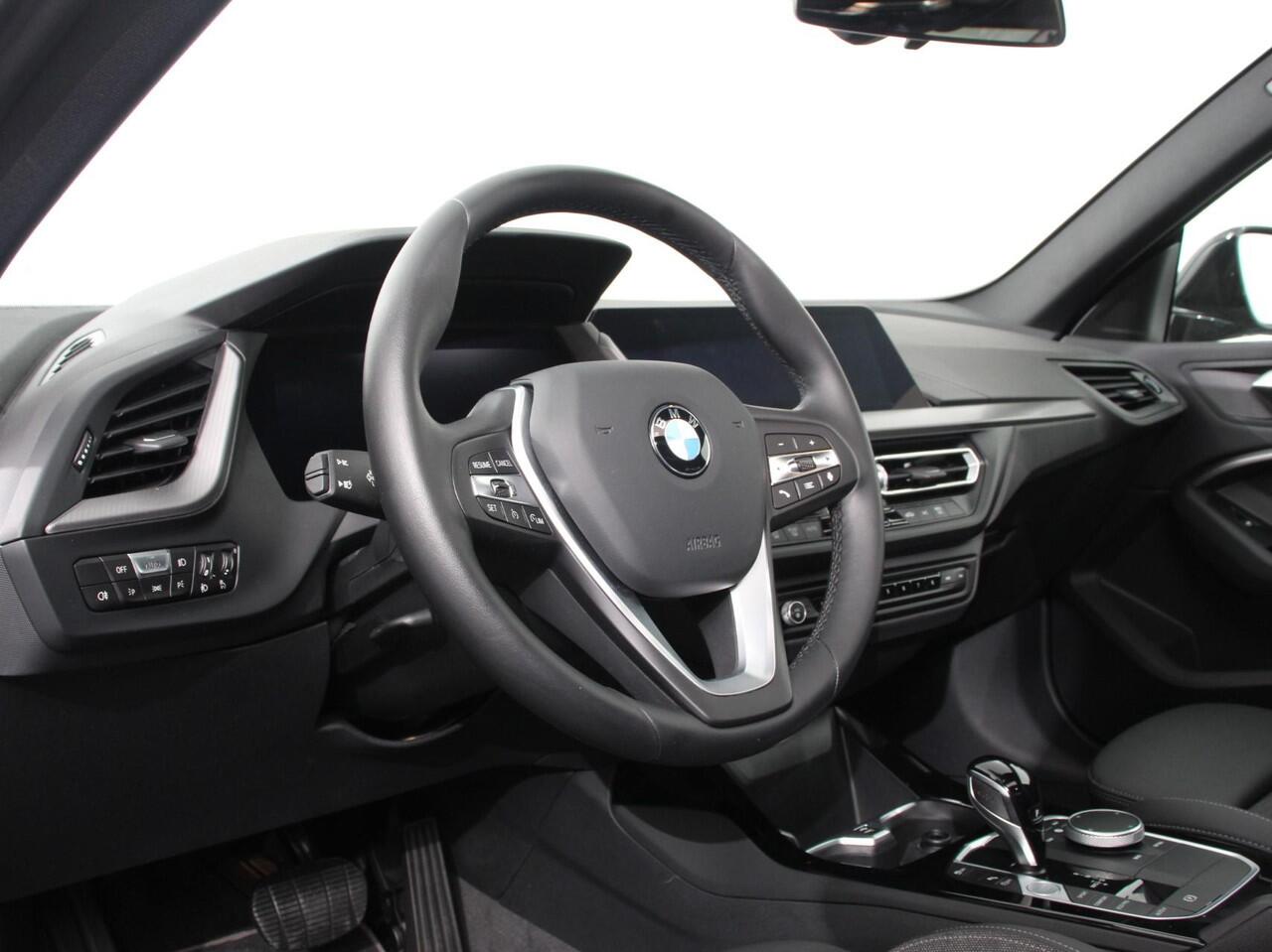 BMW 2-SERIE Gran Coupé 218i Automaat Introduction Edition | Panorama dak | Camera | Navigatie | Lichtmetalen velgen | Parkeer sensoren | Climate Control